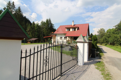 Spacious family house in a quiet environment, with the possibility of two-generation living, Liptovská Osada - Škutovky